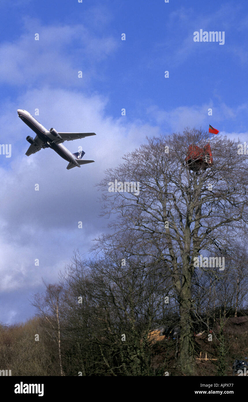 Demonstranten im Baumhaus zu versuchen, zu verhindern, dass den Bau einer zweiten Start-und Landebahn am Flughafen Manchester England Stockfoto
