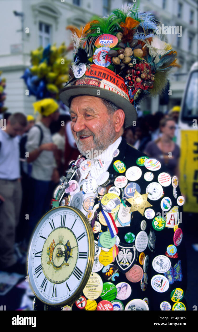 UK London Notting Hill Karneval dekoriert Man mit Uhren Stockfoto
