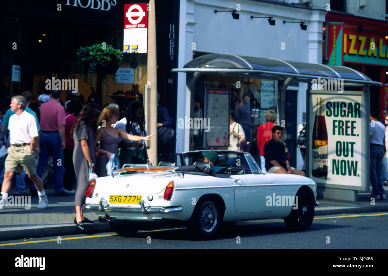 UK London Kings Road Cabrio Straßenszene Einkaufsviertel Stockfoto