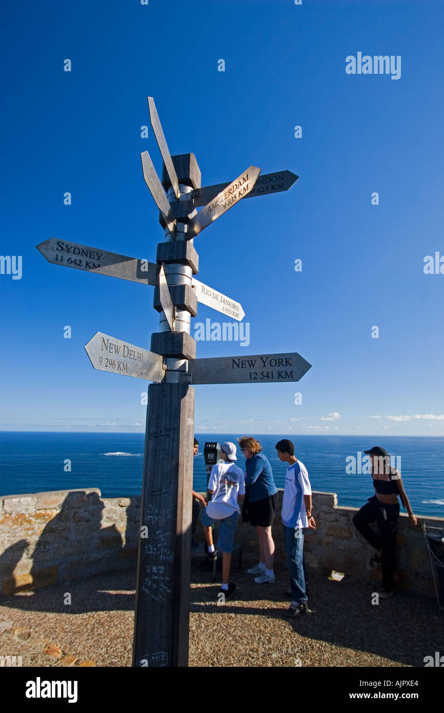 Südafrika Kap der guten Hoffnung Touristen vor Kap der guten Hoffnung Wegweiser am Cape point in der Nähe von Leuchtturm Stockfoto