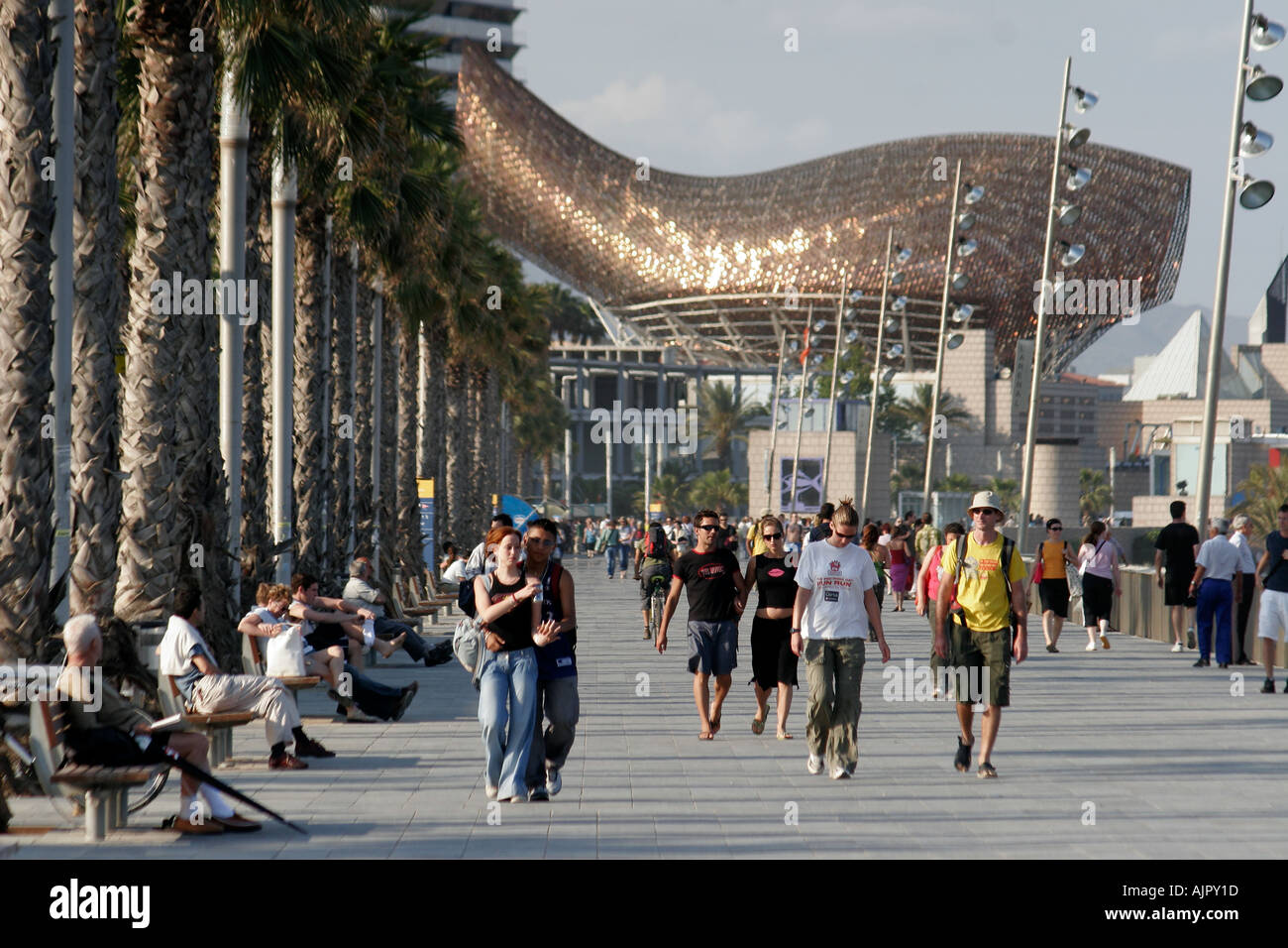 Spanien Barcelona Strand Platja De La Barceloneta Promenade Menschen Hintergrund Ffish Sculture von Frank Gehry Stockfoto