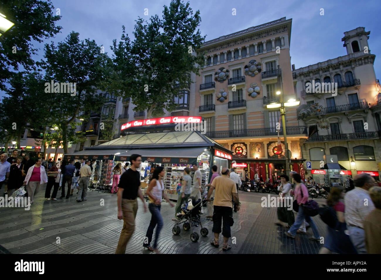 Spanien Barcelona Las Ramblas Abenddämmerung Touristen Stockfoto