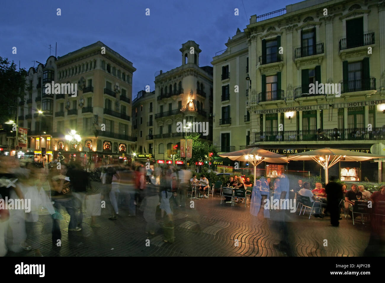 Spanien Barcelona Las Ramblas Abenddämmerung Touristen Stockfoto
