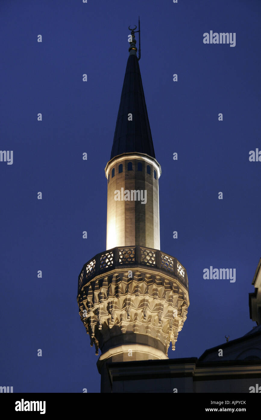 Turm der Moschee bei Dämmerung Licht Stockfoto