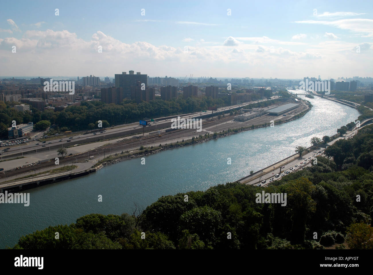 Harlem River trennt den Bronx L und Washington Heights in Upper ...