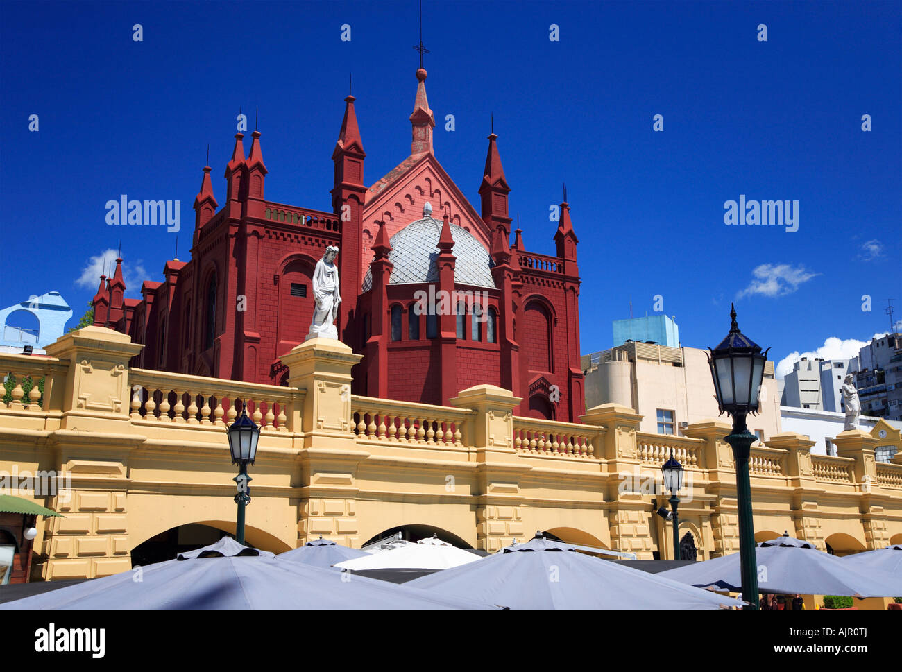 Recoleta Kulturzentrum alte Kirche, Restaurants, Sonnenschirm und Statue, Buenos Aires, Argentinien Stockfoto