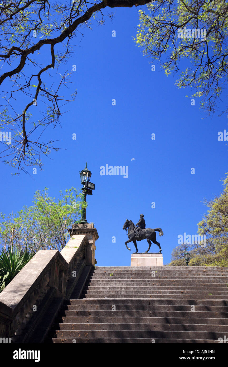 General Carlos Maria de Alvear Messing Skulptur von Treppen mit Bäumen im Vordergrund. Recoleta, Buenos Aires, Argen Stockfoto