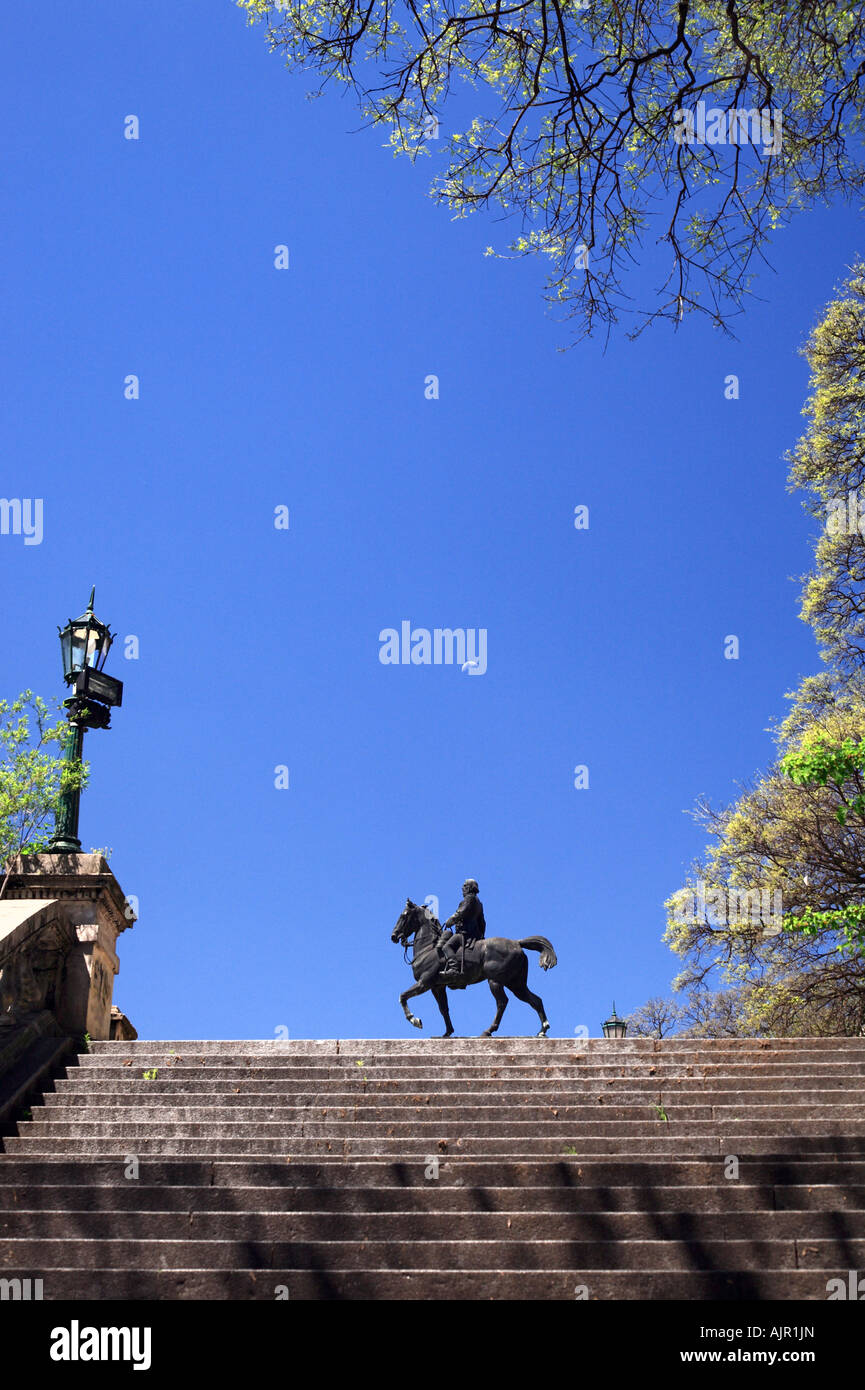 General Carlos Maria de Alvear Messing Skulptur aus Treppe hinunter. Recoleta, Buenos Aires, Argentinien Stockfoto