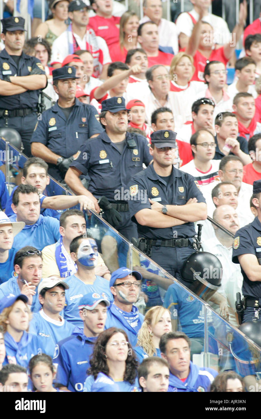 Spanische Polizisten Division Fußball-fans Stockfoto