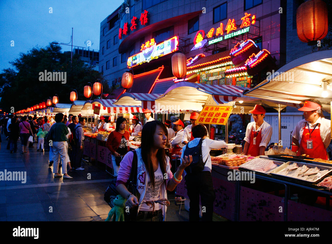 Essensstände auf Donghuamen Nachtmarkt Essen in der Nähe von Wangfuging Dajie Peking China Stockfoto