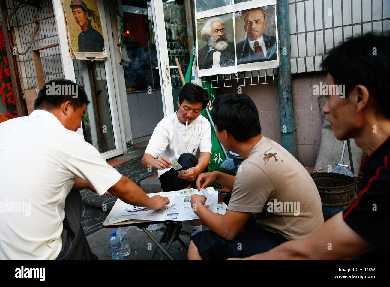 Spielkarten von Männer auf der Straße Beijing-China Stockfoto
