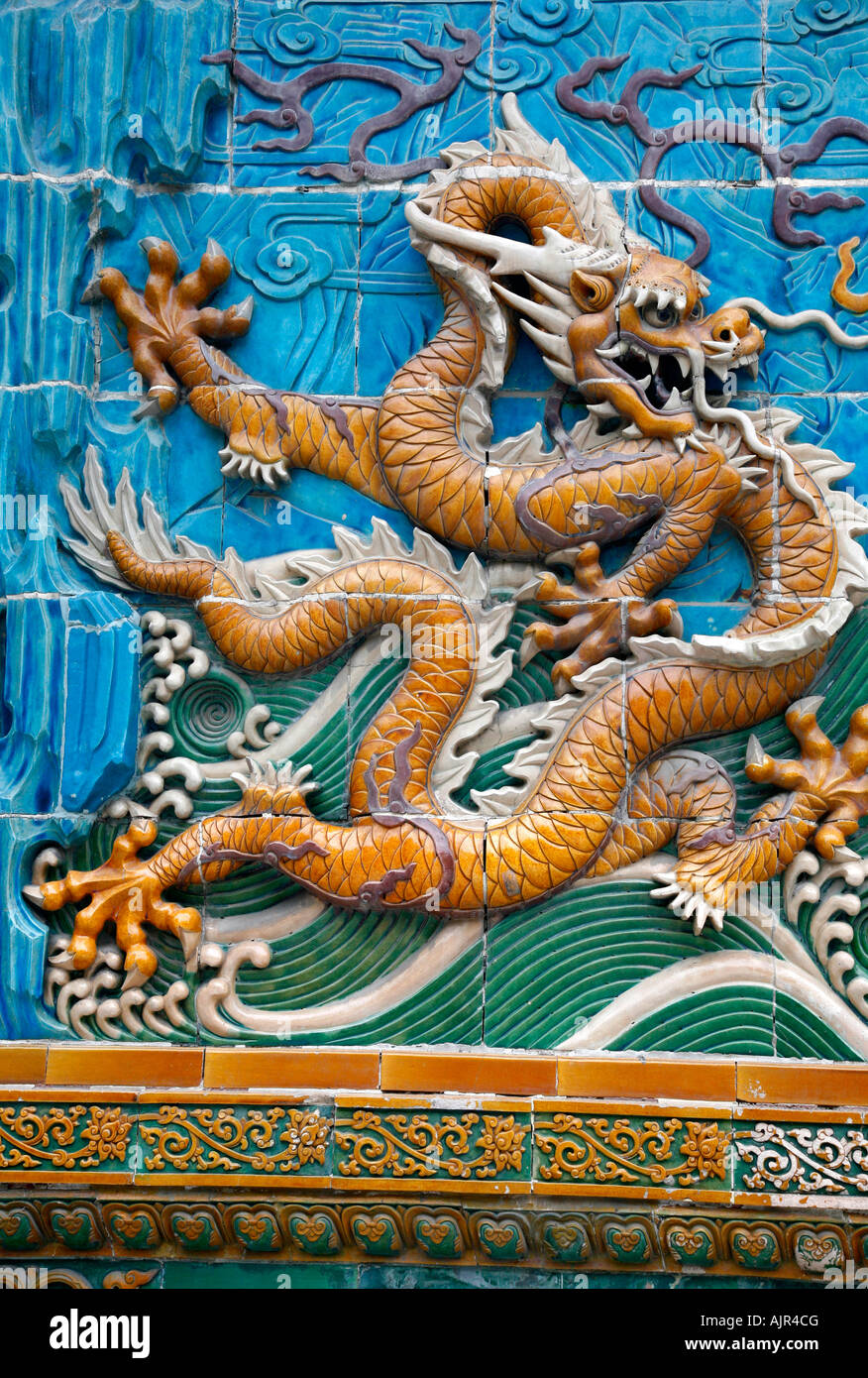 Detail des Bildschirms neun Drachen auf Beihai Park Peking China Stockfoto