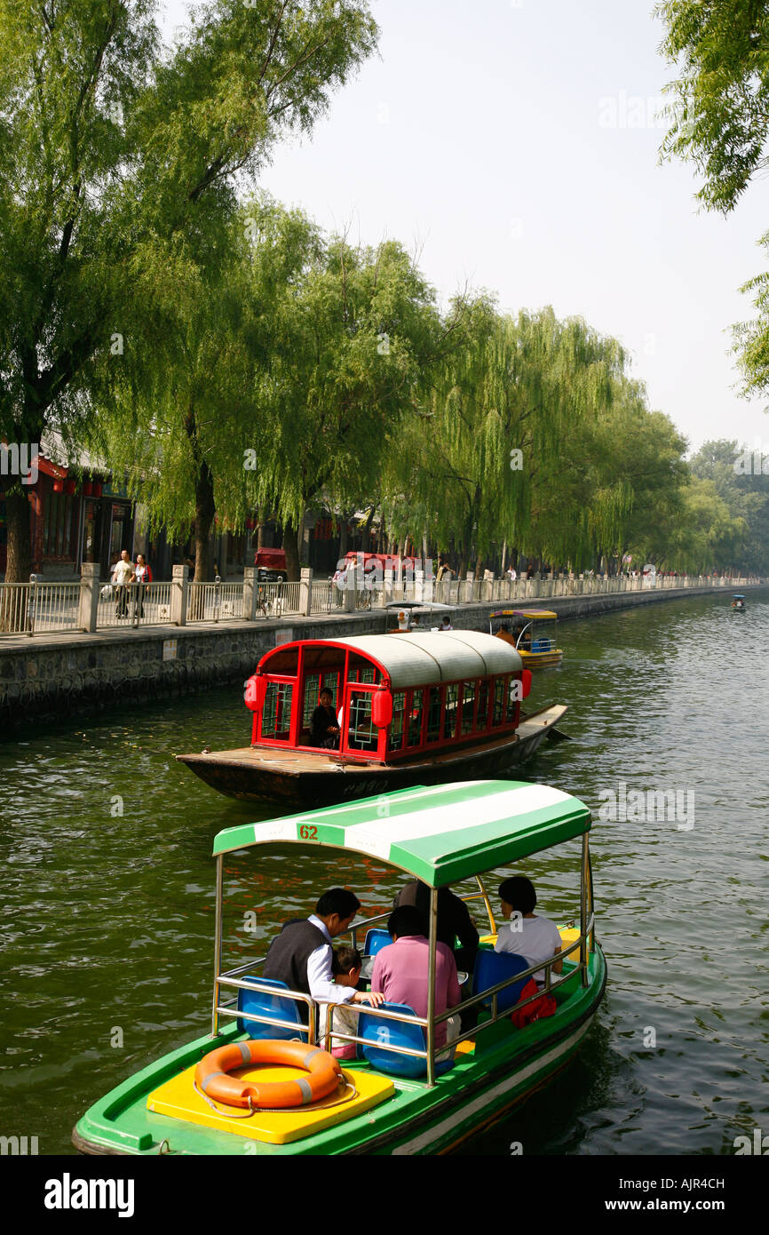 Boote am Qianhai und Houhai Seen die Gegend wird auch als Shichihai bezeichnet und besteht aus drei Seen im Norden von Peking China Stockfoto