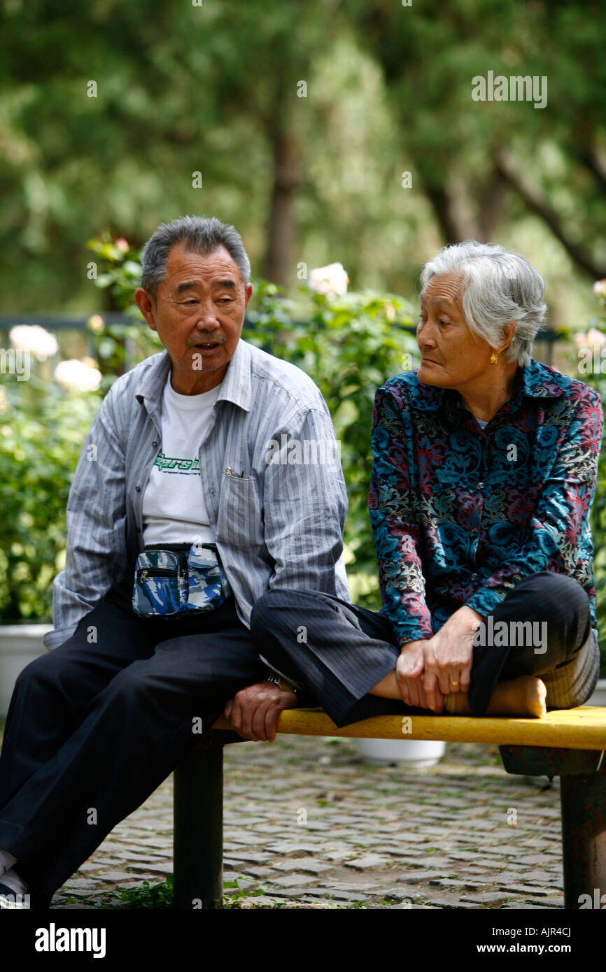 Älteres Ehepaar sitzt auf einer Benach an der Tempel des Himmels Park Beijing Stockfoto