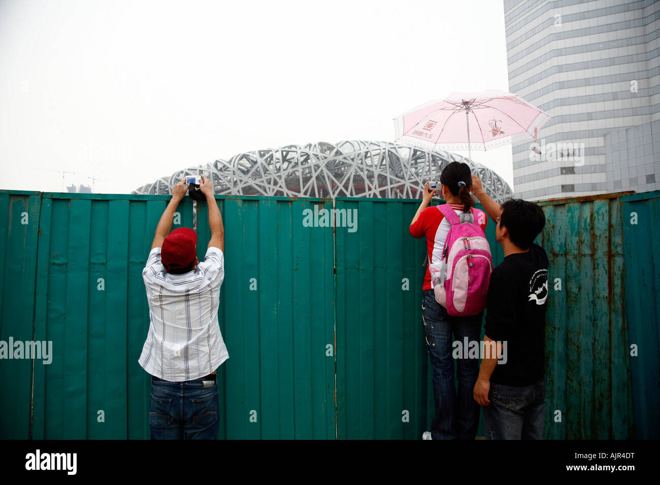 Menschen auf der Suche auf der Baustelle des Olympiastadions auch bekannt als das Nest Beijing-China Stockfoto
