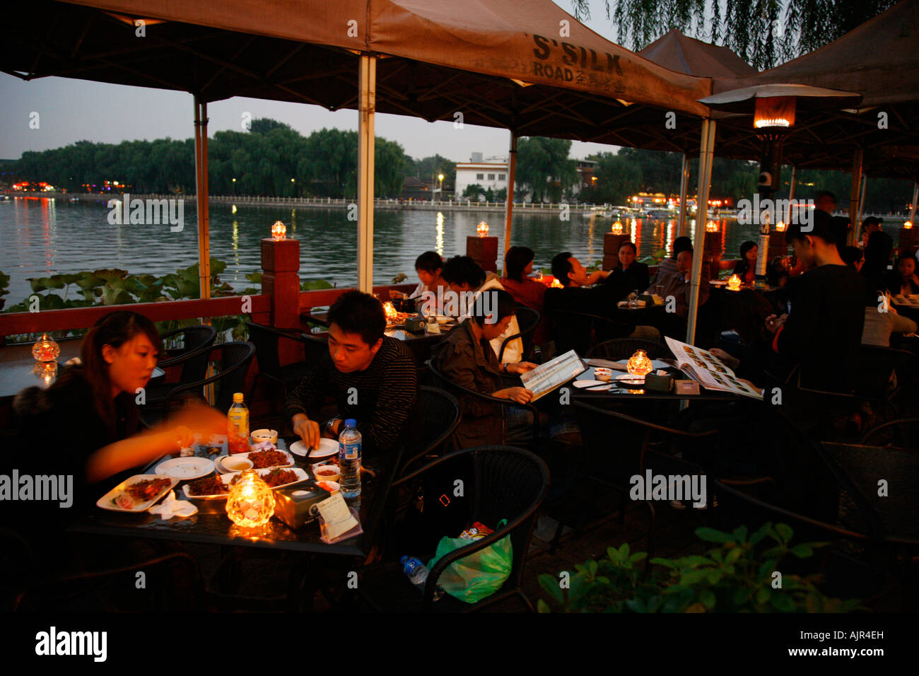 Leute sitzen in einem Restaurant von der Qianhai und Houhai Seen-Beijing-China Stockfoto