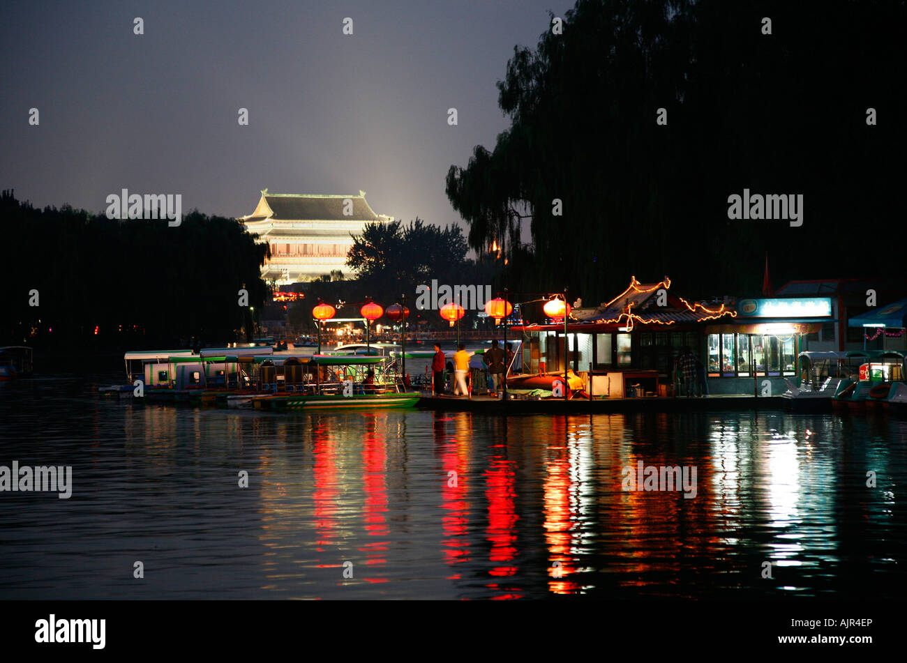 Qianhai und Houhai Seen die Gegend wird auch als Shichihai bezeichnet und besteht aus drei Seen im Norden von Peking China Stockfoto
