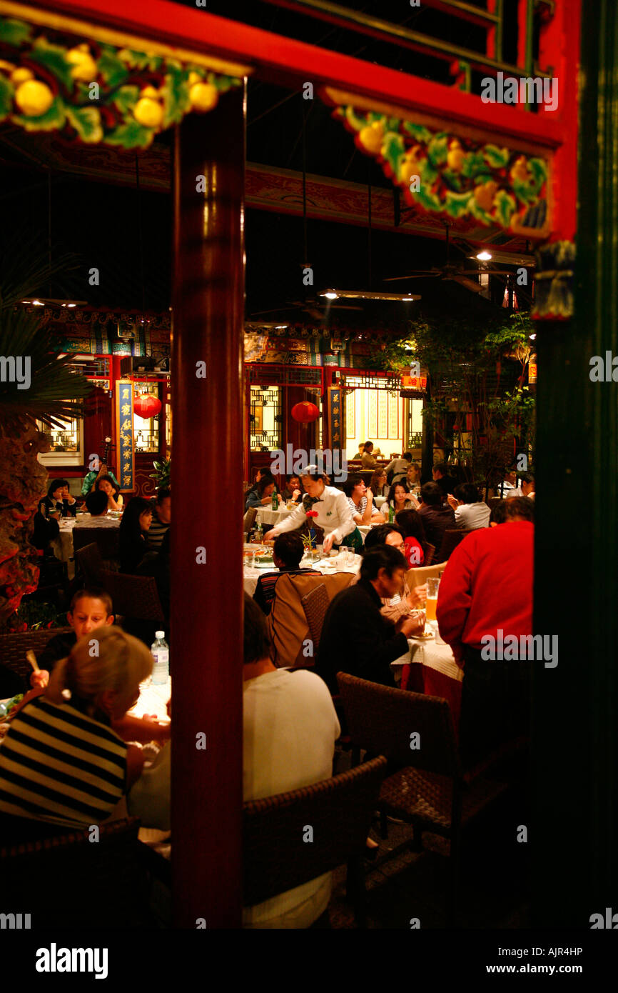 Menschen im Hua Jia Yi Yuan Restaurant gilt als ein Wahrzeichen und eines Beijings berühmtesten Restaurants Beijing Stockfoto