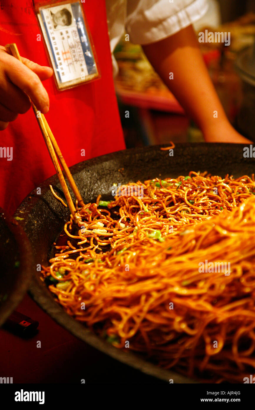 Essensstände auf Donganmen Nacht Lebensmittelmarkt in der Nähe von Wangfuging Dajie Peking China Stockfoto