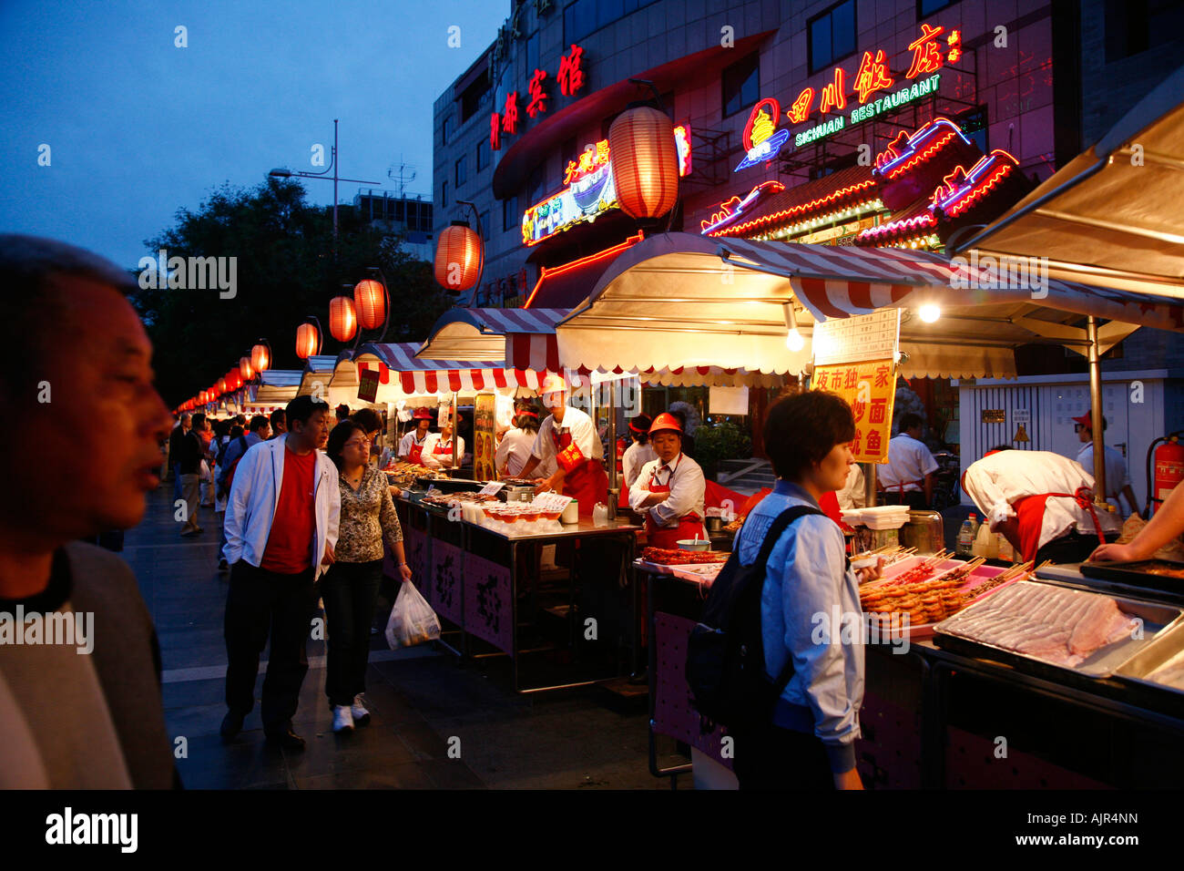 Essensstände auf Donghuamen Nachtmarkt Essen in der Nähe von Wangfuging Dajie Peking China Stockfoto