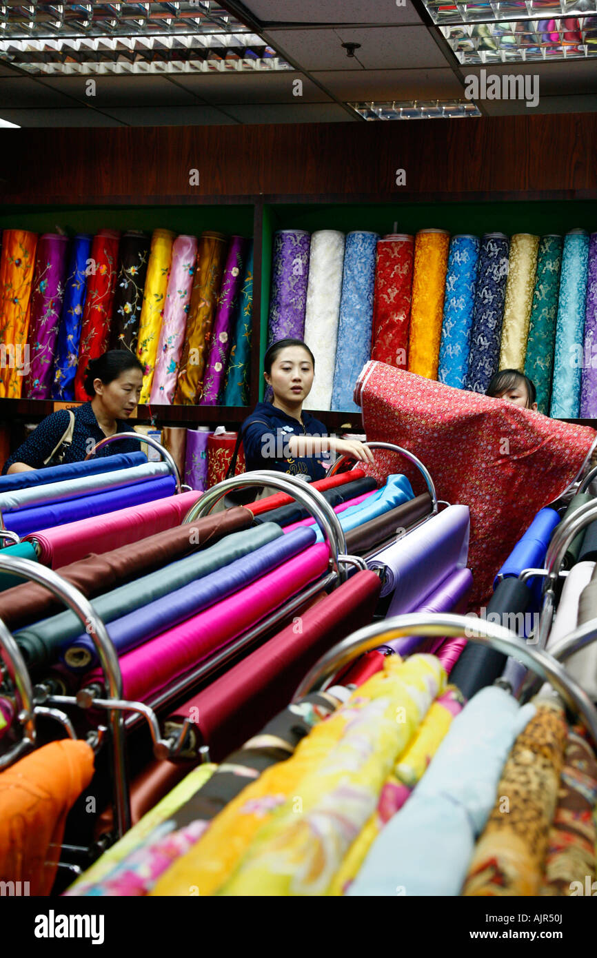 Frauen bei einer Seide shop Peking China Stockfoto