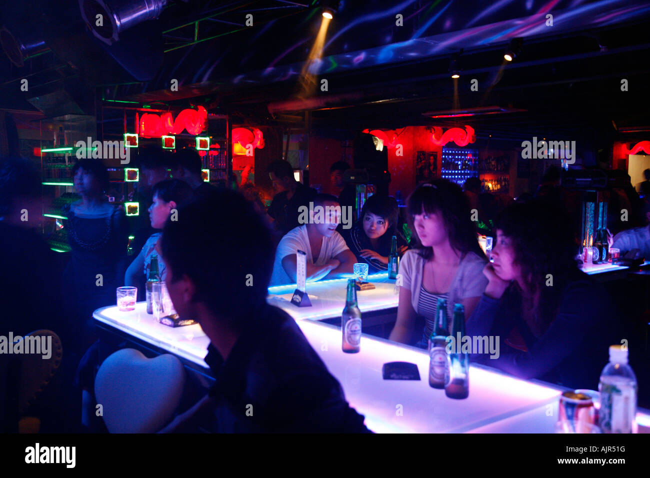 Menschen im Houhai Paradies Bar und Club Night-Club in den Seen Gebiet Doncheng Bezirk Peking China Stockfoto