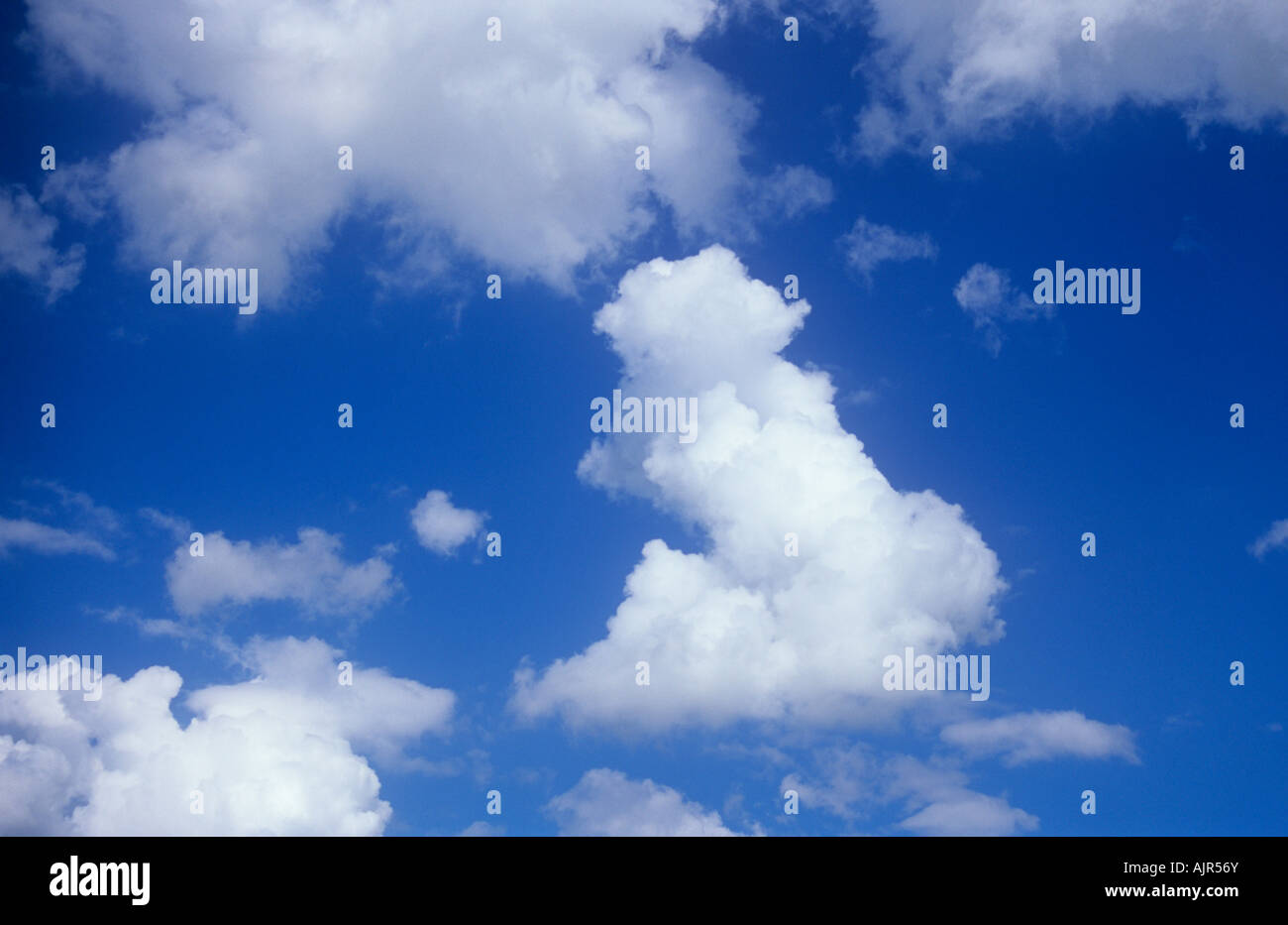 Klumpen von weißen Kumuluswolke sammeln oder Dispergieren gegen blauen Himmel mit einer Masse ähnlich Großbritannien Stockfoto