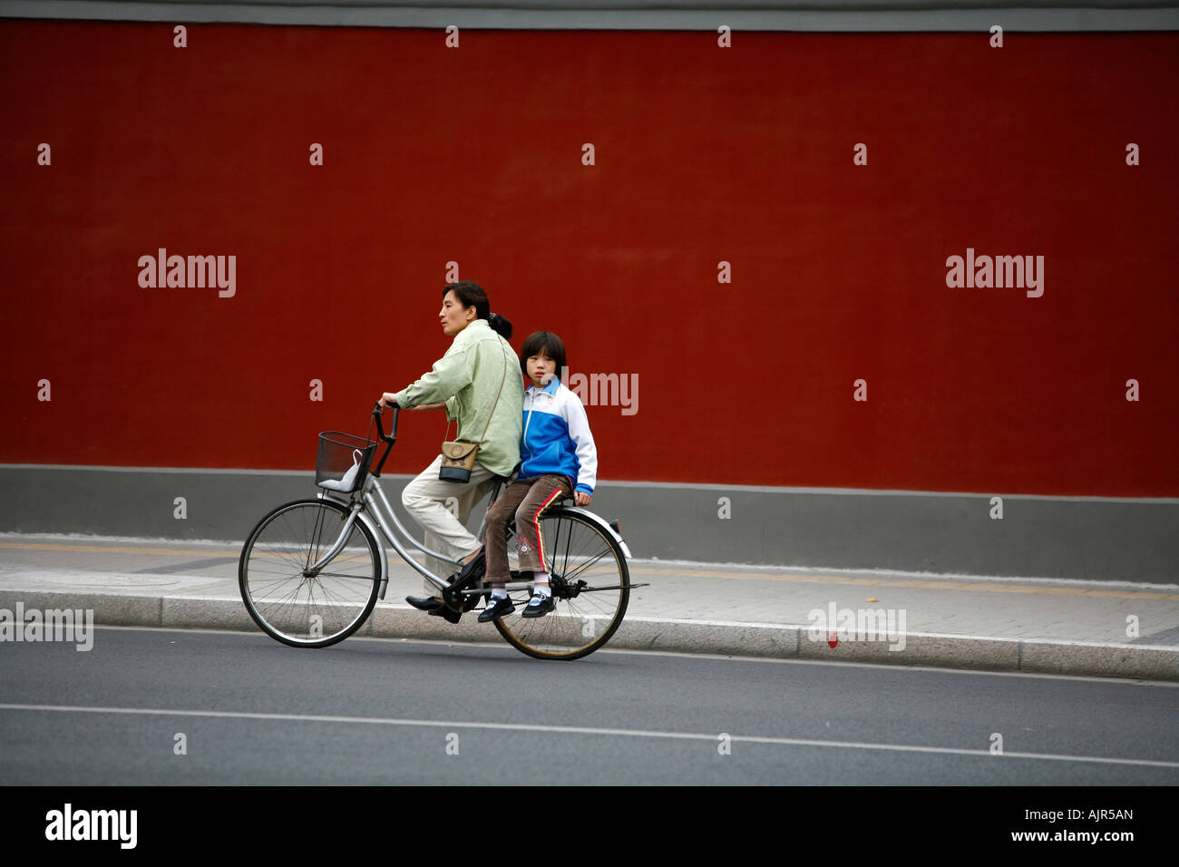 Menschen fahren Fahrrad außerhalb der verbotenen Stadt Peking China Stockfoto