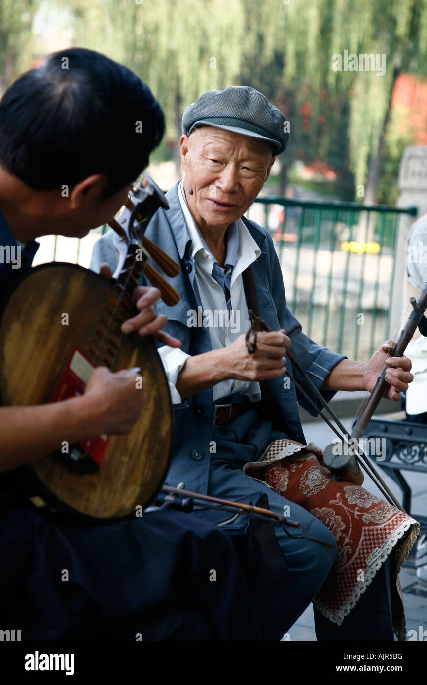 Musiker spielen traditionelle Instrumente an der Beihai-See Peking-China Stockfoto