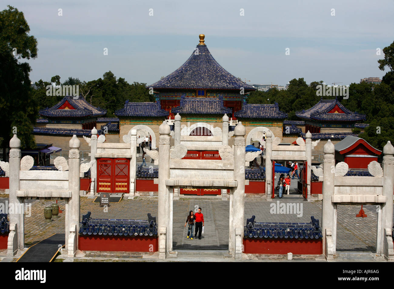 Blick über die kaiserlichen Gewölbe des Himmels und die Tore der Tiantan Tempel des Himmels Park Beijing China Stockfoto