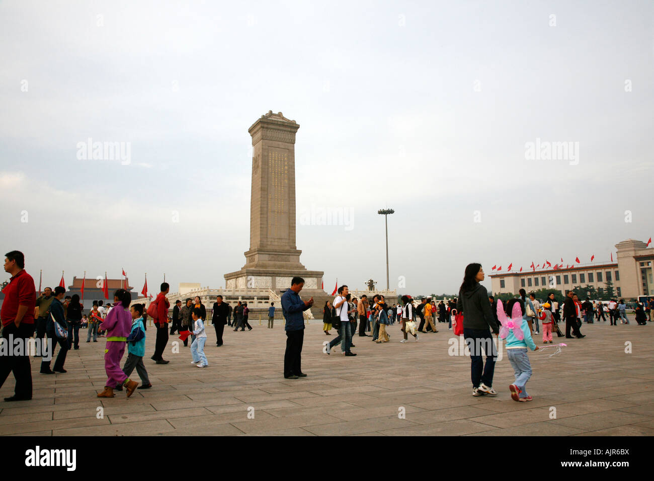 Menschen auf dem Tiananmen-Platz mit dem Denkmal für die Helden Beijing China Stockfoto