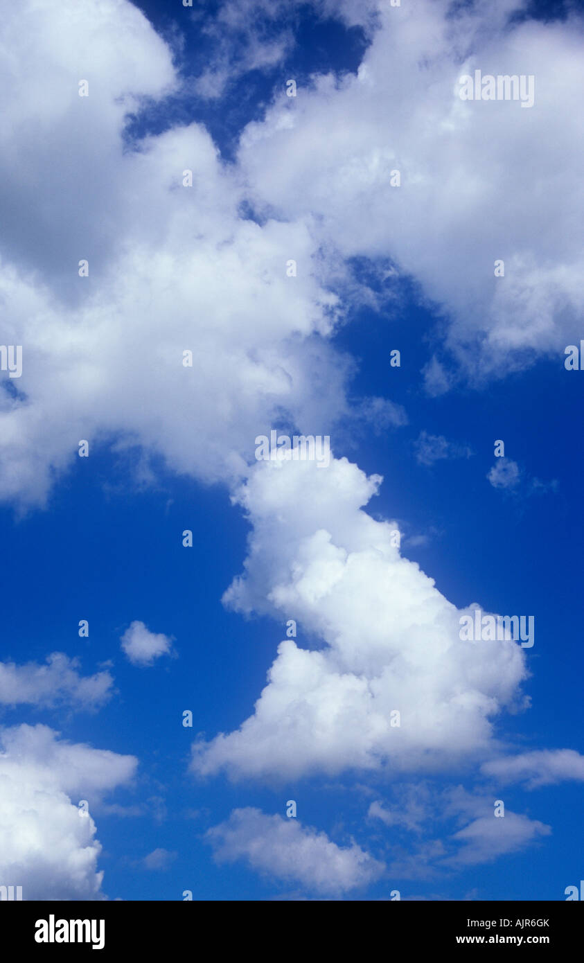 Klumpen von weißen Kumuluswolke sammeln oder Dispergieren gegen blauen Himmel mit einer Masse ähnlich Großbritannien Stockfoto