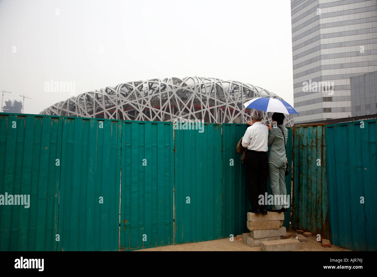 Menschen auf der Suche auf der Baustelle des Olympiastadions auch bekannt als das Nest Beijing-China Stockfoto