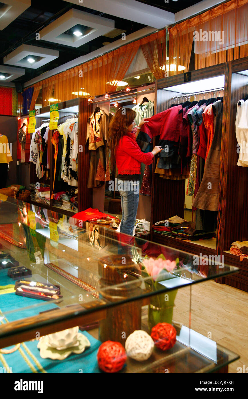 Bekleidungsgeschäft bei den neu gehobenen 3 3 shopping-Mall in Sanlitun Bereich Peking China Stockfoto
