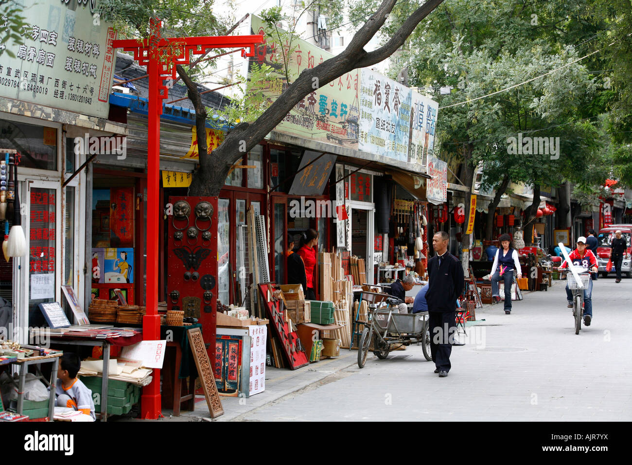 Passanten in der Liulichang Dajie Street bekannt für seine s Antiquitäten Geschäfte Peking China Stockfoto