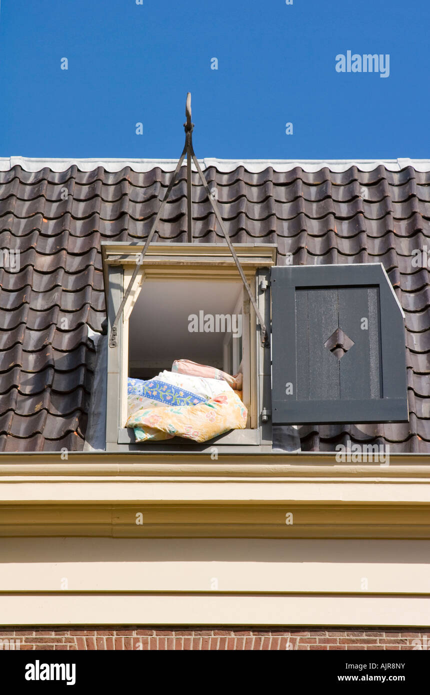 Bettzeug Lüften in einem Dachboden-Fenster Stockfotografie - Alamy