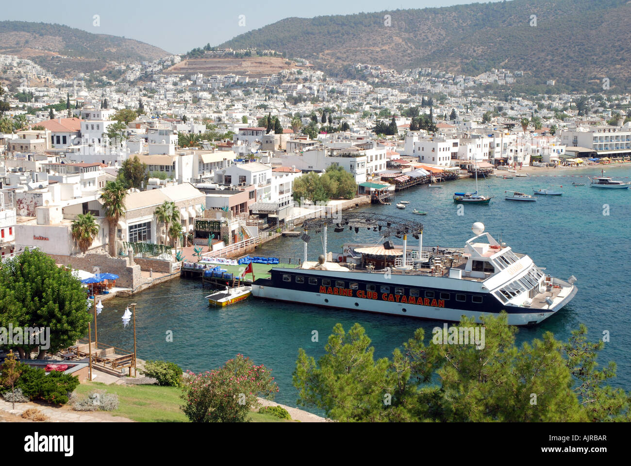 Panorama von Bordum in der Türkei mit berühmten Disco Marine Club Katamaran, Blick von der Burg von Bodrum Stockfoto