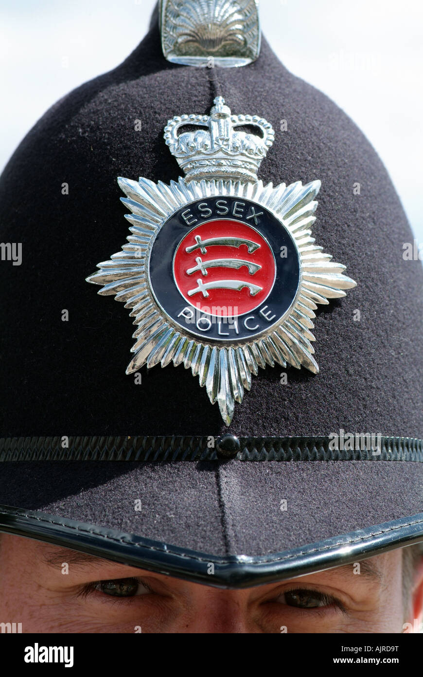 Verschließen des britischen Polizisten Helm Stockfoto