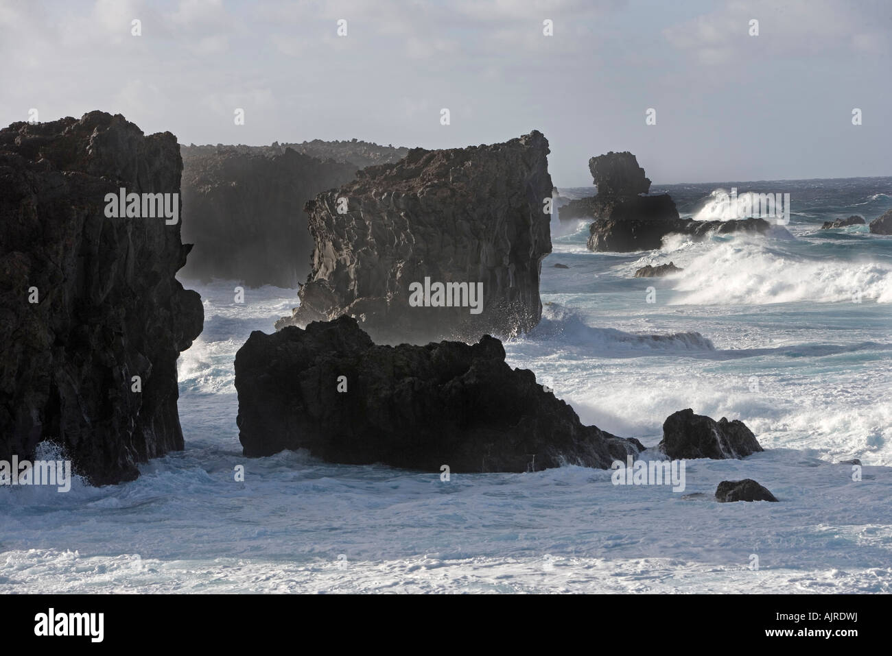 El Hierro, Blick auf Gestein an der Küste der Inseln Lava, die in den Ozean flog verfestigt und führte zu bizarren Formen Stockfoto