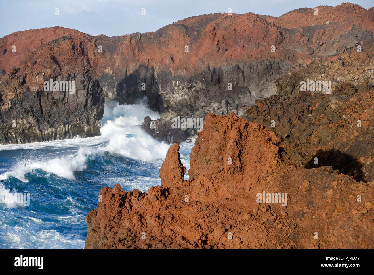 Blick auf Gestein an der Küste der Inseln Lava, die in den Ozean flog verfestigt und führte zu bizarren Formen Stockfoto