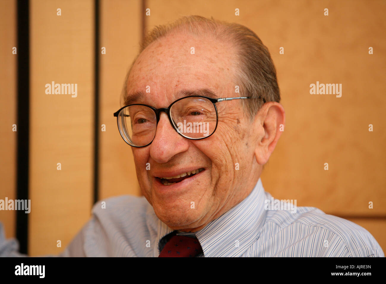 Porträt von Alan Greenspan in seinem Büro in Washington, D.C. Stockfoto