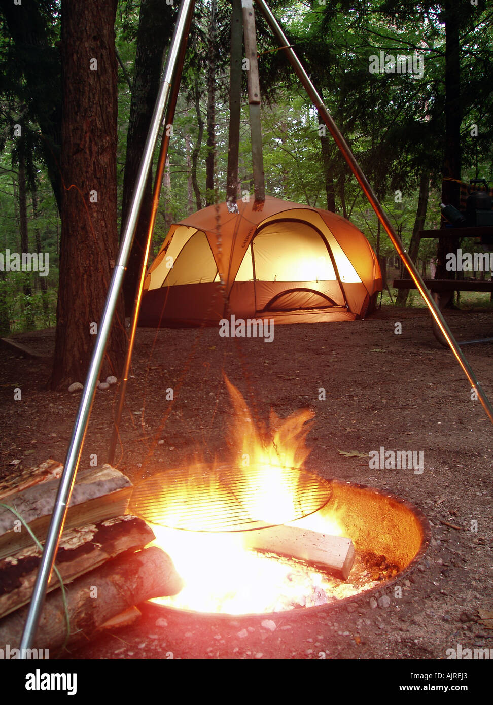 Campingplatz Feuer & Zelt Stockfoto