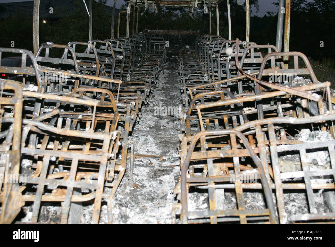 Innere des ausgebrannt Bus Reisebus in der Nacht Belfast Nordirland Stockfoto