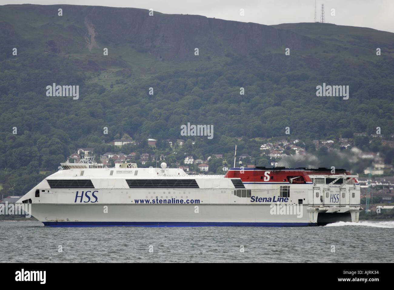 Jetzt verschrottet HSS Stena Voyager high speed car Ferry in Belfast Lough vorbei whiteabbey mit Hügeln im Hintergrund Stockfoto