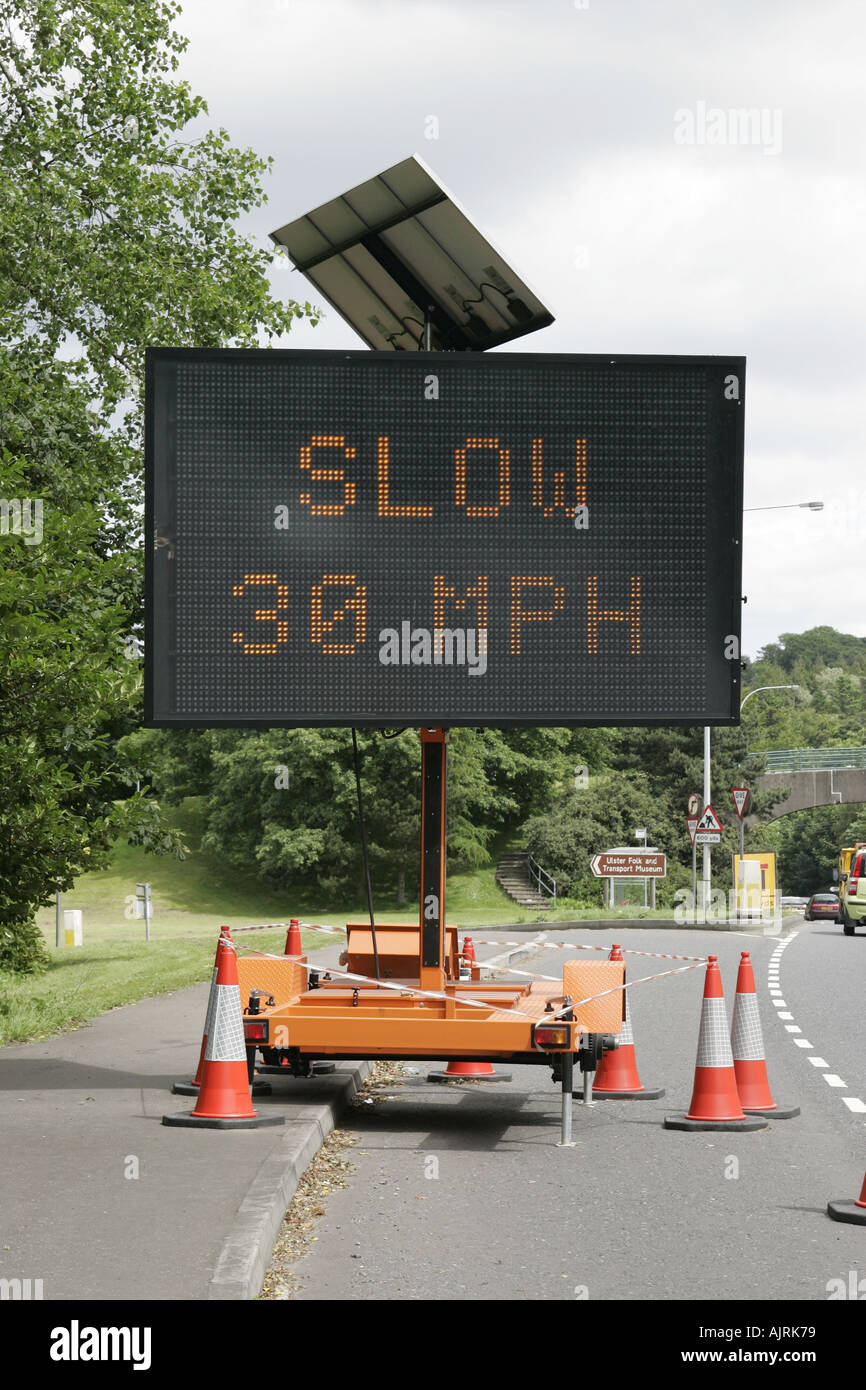 langsam 30mph solar powered Straßenschild A2 Bangor Road Northern Irland Stockfoto