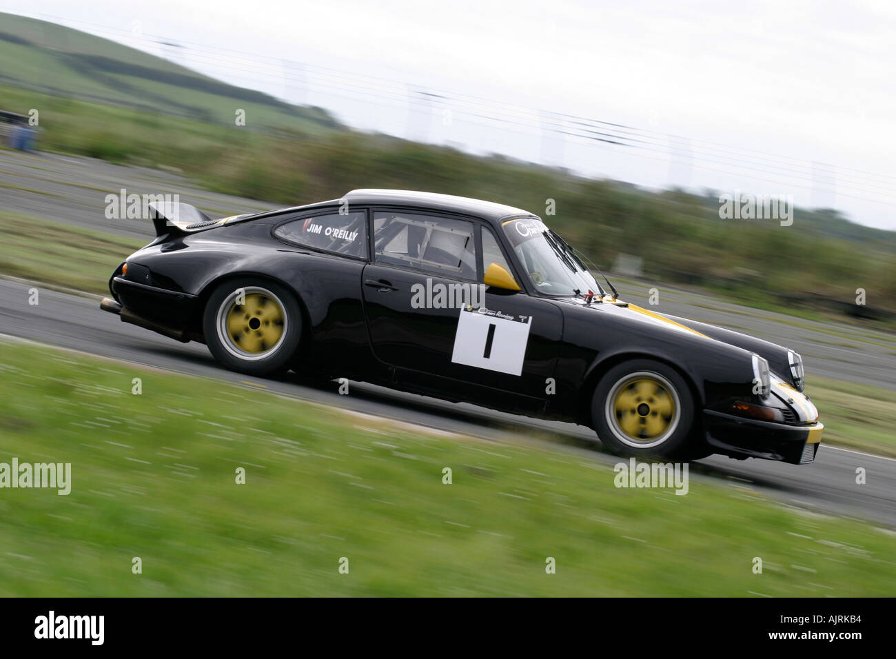 Jim O Reilly von Malahide in seinem schwarz 2 4 Porsche 911 bei Kirkistown Schaltung County Nordirland Schattenseite anzeigen Stockfoto