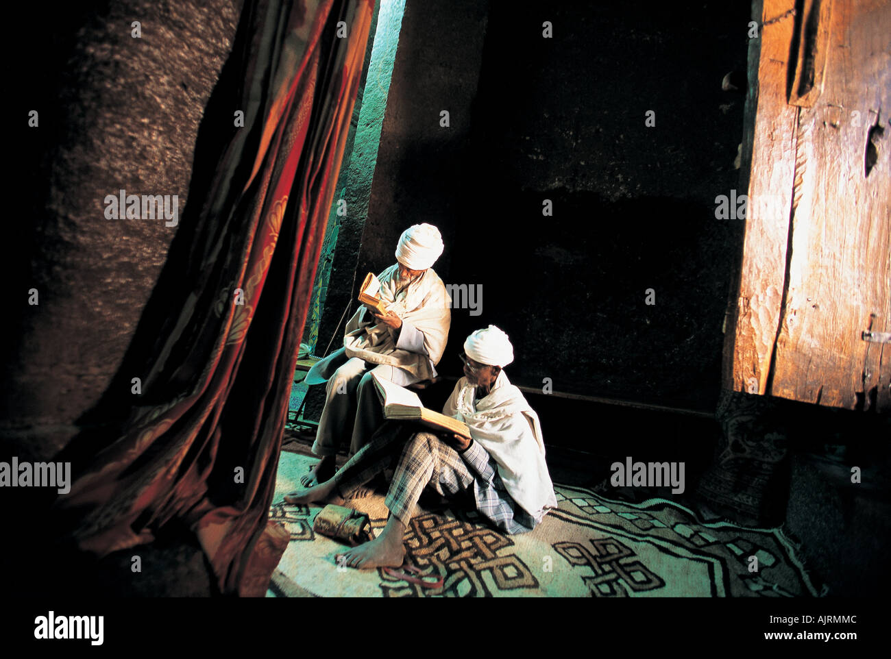 Orthodoxe Pilger beten in Lalibela Kirchen. Stockfoto