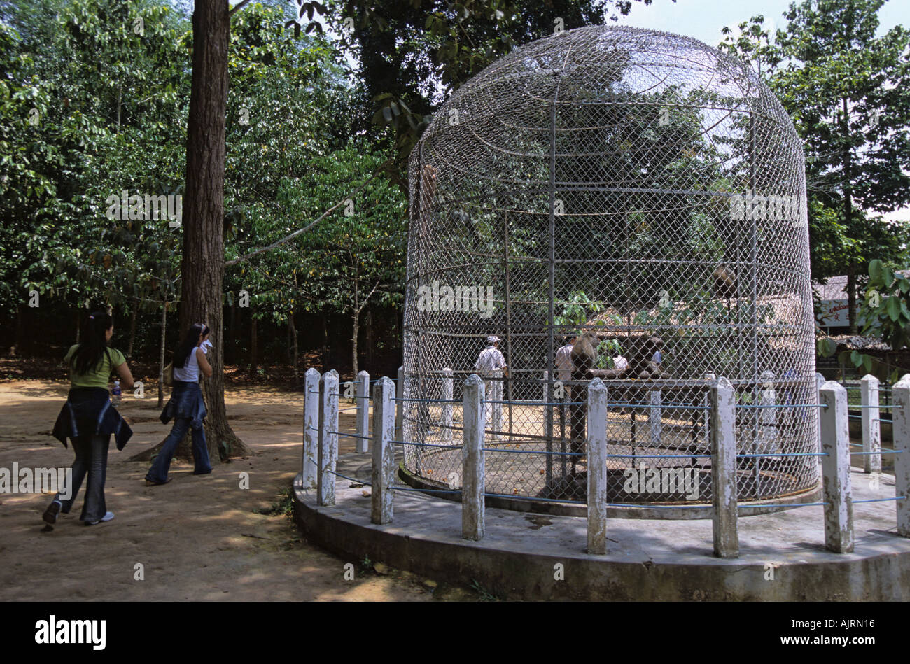 Makaken Macaca sp in einem kleinen Käfig in einem privaten Zoo angebracht zu den Cu Chi Tunnel Ferienanlage in der Nähe von Ho-Chi-Minh-Stadt-Vietnam Stockfoto