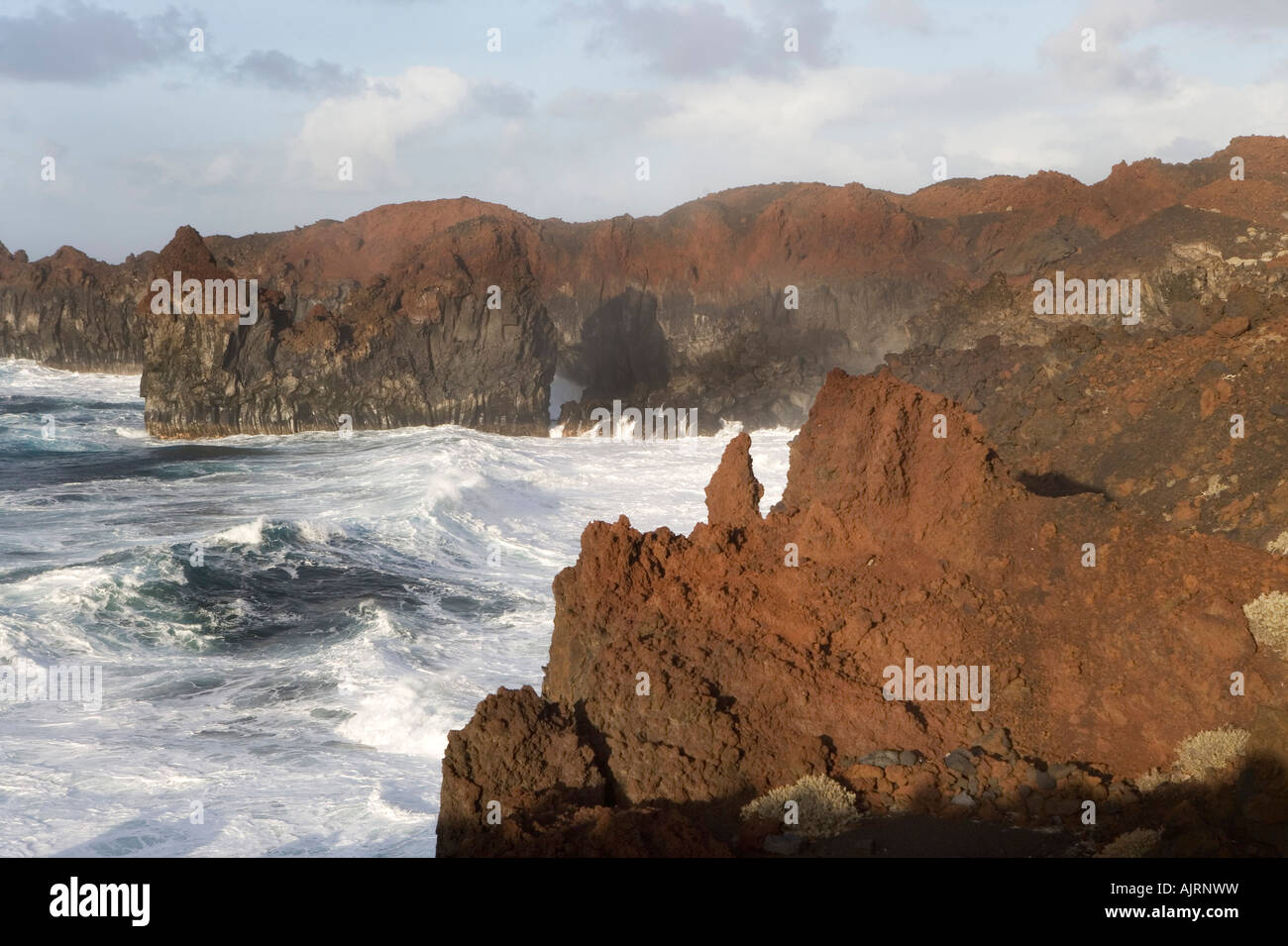 Blick auf Gestein an der Küste der Inseln Lava, die in den Ozean flog verfestigt und führte zu bizarren Formen Stockfoto