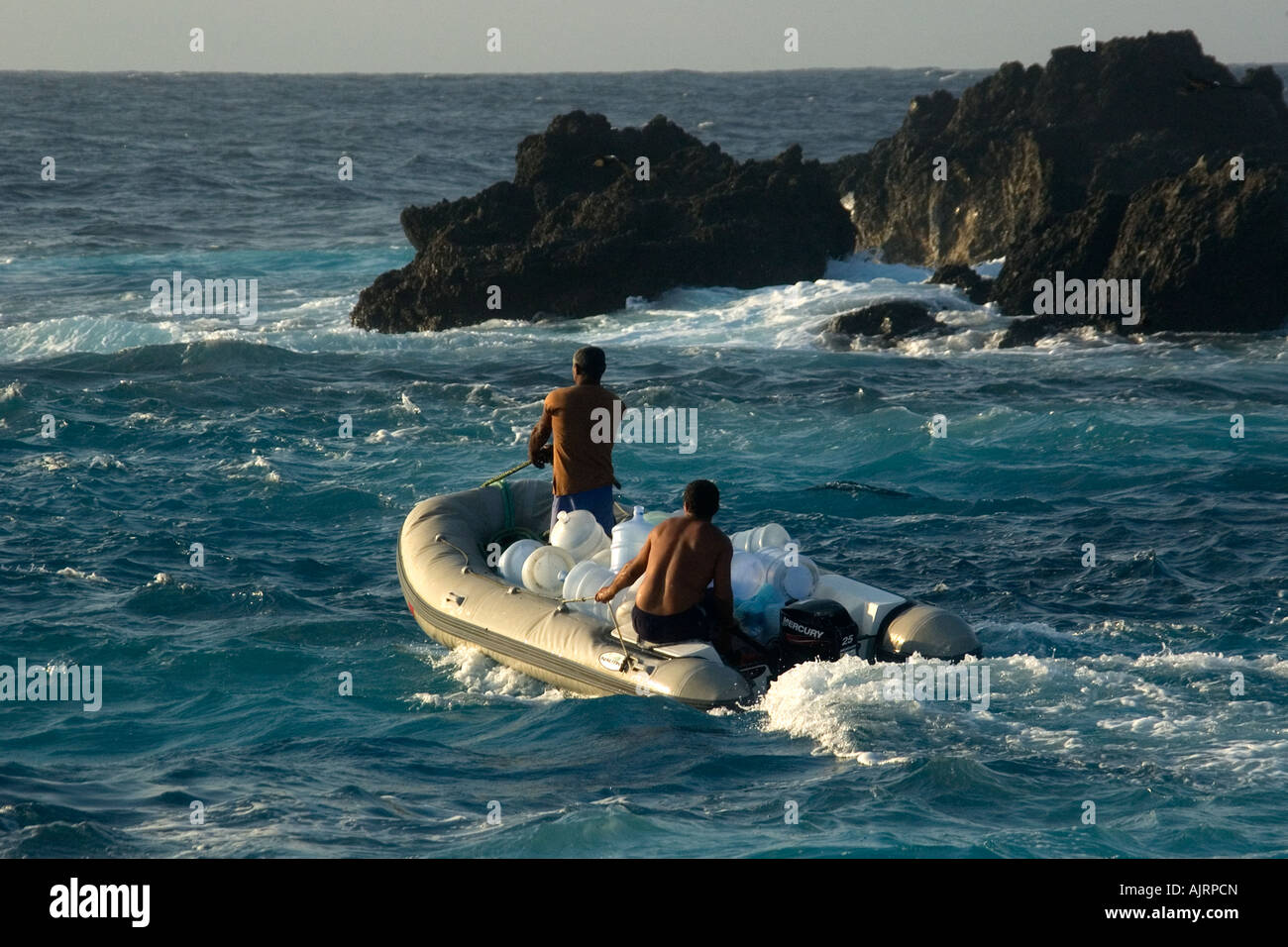 Skiff Wassertransport St. Peter und St. Paul s rockt Atlantik Brasilien Stockfoto